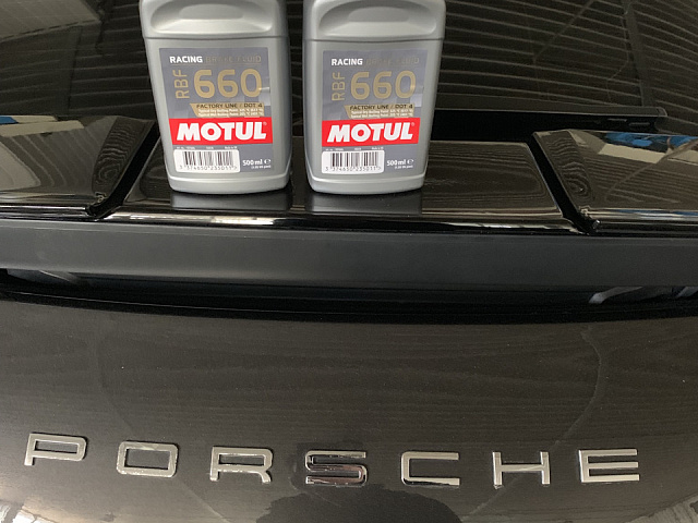 Замена тормозной жидкости Porsche